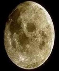 له سهرهتای درووست بوونی مانگ یهك پارچه گڕو گهرمی بووه ڕوناكی داوهتهوه وهك خۆر :