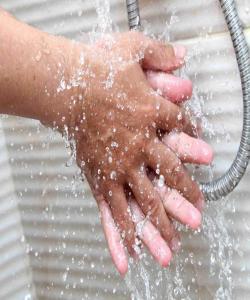 ئه‌و هه‌لآنه‌ى په‌یوه‌ندیان به‌ ده‌ستنوێژه‌وه‌ هه‌یه‌. ١- گاڵته‌و گه‌پ و قسه‌کردنى زۆر له‌باره‌ى دنیاوه‌: