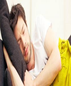 ئهگهر هاتیته سهر جیگهى نوستن دهستنویژ ههڵگرهو بهلاى راست پاڵکهوه.