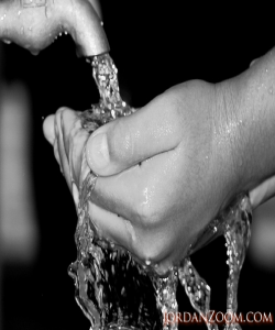 باسی كەسێك دەستی بخاتە ناو دەفری ئاوەوە پێش ئەوەی بیشوات.فيقه