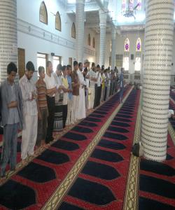 سه‌رپێچیه‌کانى نوێژخوێنان له‌ پۆشاکدا .. ١١- نوێژکردن به‌سه‌رى رووته‌وه‌: