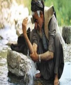 ئهو ههلآنهى پهیوهندیان به دهستنوێژهوه ههیه. (١٤) دهستنوێژگرتن پێش شتنى دهستهکان: