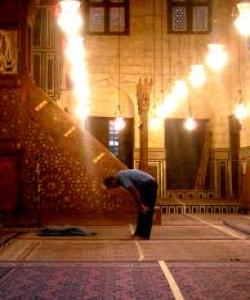 ٢ـ لێکدانهوهى ماناى وتهکانى نوێژ: