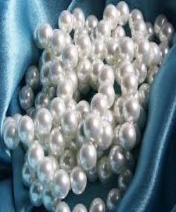 واتای ئایه‌تی [ويطوف عليهم ولدان مخلدون اذا رأيتهم حسبتهم لؤلؤاً منثوراً] الانسان : 19 گه‌وهه‌ر و مرواری هه‌ڵڕژاوو پرژاو ! 