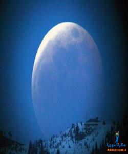 مانگ ساڵانه (3سم) له زهوی دوور دهكهوێتهوه بهوهش روناكیهكهی كز دهبێت و بهرهو نهمان ئهروات :