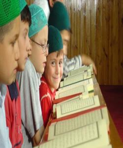 حهفت ههنگاو بۆ بهستنهوهی منداڵ به قورئانهوه.