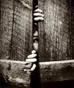 نیشانهکانى مونافیق : نیشانهى نۆزدهم : ترسان لهشت ڕوودان: