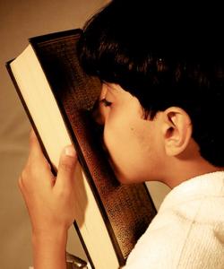 سهرپێچیه گشتیهکان له نوێژدا ..(٩)ماچکردنى قورئان: