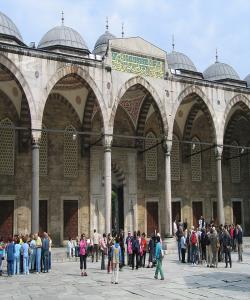 ههڵهکانى مزکهوتهکان .. (٢٢) تێکهلآوى پیاوان و ئافرهتان لهمزگهوتدا: