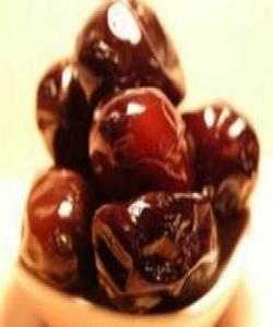 ڕۆژوو شکاندن به خورما که میوهیهکى شیرینه له جیاتى خواردنهکانى تر